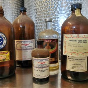 Bottiglie personalizzate realizzate da Benedetti Liquori per conto di diversi locali.
