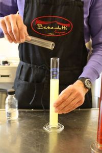 Luca Valbusa mentre lavora le essenze del limoncino artigianale Benedetti Liquori.